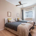 Host Wise - Spacious Vintage Flat - Small Balcony