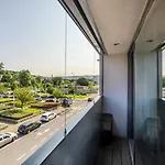 Nomads Lux - 2Bdr & Parking Flores Square Porto