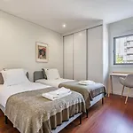 Nomads Lux - 2Bdr & Parking Flores Square Porto