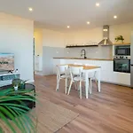 Host Wise - Fantastic Contemporary Flat W Balcony
