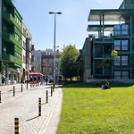 Downtown 2 Minutes By Walk To Center And Metro-Direct To Airpot T4
