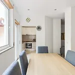 Joivy Central & Spacious Apt In Porto