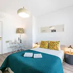 Guestready - Red Stripes