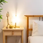 Cozy Downtown Apartment By Unique Hosts