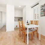 Host Wise - Flat W Free Private Parking - Bright & Cozy