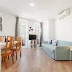 Host Wise - Flat W Free Private Parking - Bright & Cozy