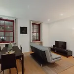 Apartment In Alfandega By Best2Stay