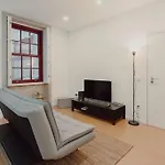 Apartment In Alfandega By Best2Stay