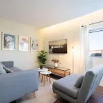 Host Wise - Restful Minimalist Flat - Balcony
