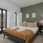 Downtown Terrace Flat With Ac And Patio - Feel Like A Local