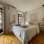 Historic Porto Balcony Hideaway - Taipas House 60