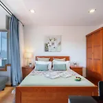 Host Wise - Bright Quiet Flats - Prime Location