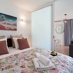 Host Wise - Charming Welcoming Flat - Centrally Located