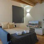 Host Wise - Lovely & Cozy Duplex Flat