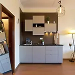 Host Wise - Cozy Sunny Flats - Ace Location