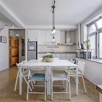 Travel & Live Porto Hostel