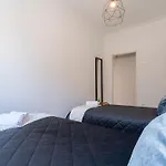 Host Wise - Comfy Minimalist Flat