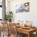 Host Wise - Comfy Minimalist Flat