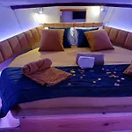 Sleepboat Luxlife Yatch