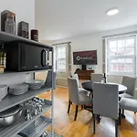 Guestready - Modern Duplex, Neo-Classical Building