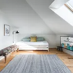 Guestready - Spacious And Modern Apt W/ Skylight