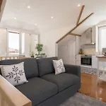 Host Wise - Modern Comfy Flat