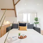 Host Wise - Modern Comfy Flat