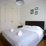 Downtown 3 Bedroom With Balcony - Quiet Street - Family Friendly - Groups