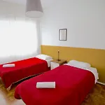 Downtown 3 Bedroom With Balcony - Quiet Street - Family Friendly - Groups