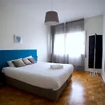 Downtown 3 Bedroom With Balcony - Quiet Street - Family Friendly - Groups