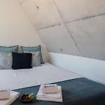 Host Wise - Luxurious Private Flats - Balcony