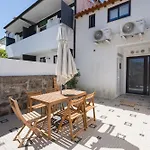 Host Wise - Elegant Colorful House W Private Terrace