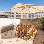 Host Wise - Elegant Colorful House W Private Terrace