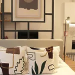 Modern Flat Near Trindade By Lovelystay