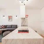 Host Wise - Sunny Downtown Apartment
