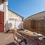 Host Wise - Sunny Downtown Apartment
