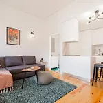 Host Wise - Sunny Downtown Apartment