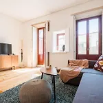 Host Wise - Sunny Downtown Apartment