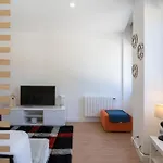 Host Wise - Modern Bright Studio