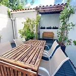 Bluetile Sol Apartment
