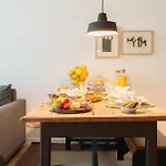 Host Wise - Stylish Urban Flat With Terrace