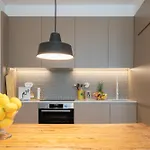 Host Wise - Stylish Urban Flat With Terrace