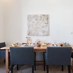 Host Wise - Modern Comfy Flat