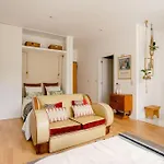 Sunny Priorado Vintage Studio With Balcony
