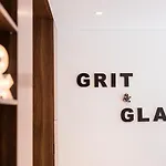 Guestready - Grit & Glam