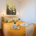 Host Wise - Cozy House W Balcony
