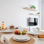 Host Wise - Spacious Comfortable Apartment - Balcony