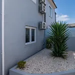 Hostwise - Charming Bright House W/ Garden