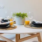 Charming Apartment Frente