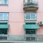 Historic House In A Lovely Square At City Center